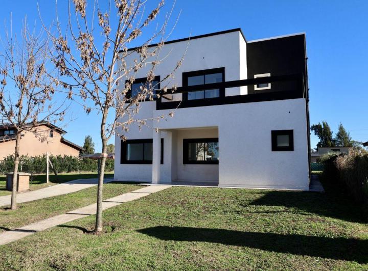 Casa · 224m² · 6 Ambientes · 2 Cocheras