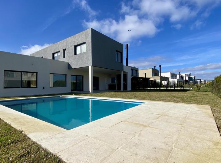 Casa · 203m² · 7 Ambientes · 4 Cocheras