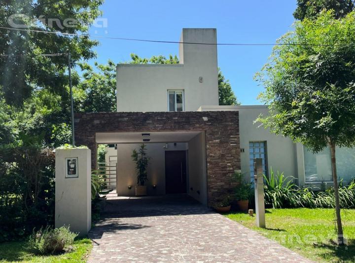 Casa · 227m² · 4 Ambientes · 2 Cocheras