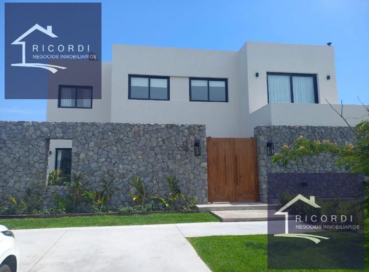 Casa · 298m² · 6 Ambientes · 6 Cocheras