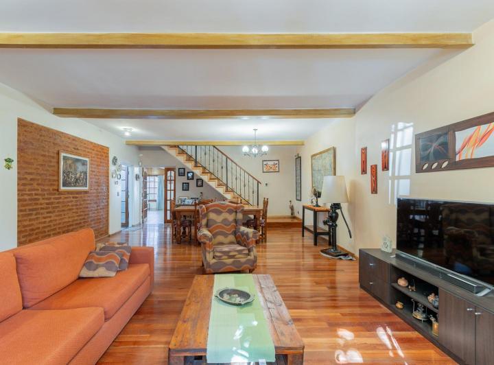 Casa · 230m² · 6 Ambientes · 2 Cocheras