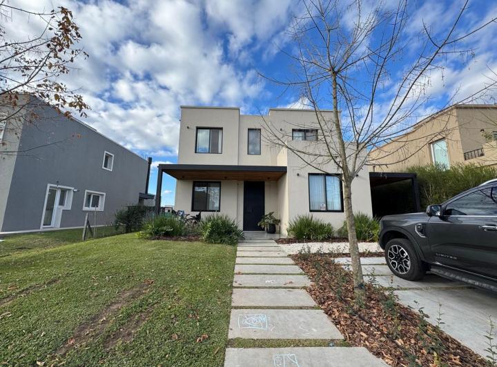 Casa · 223m² · 6 Ambientes · 1 Cochera