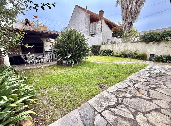 Casa · 180m² · 5 Ambientes · 2 Cocheras