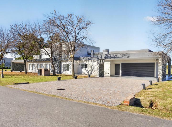 Casa · 550m² · 7 Ambientes · 4 Cocheras