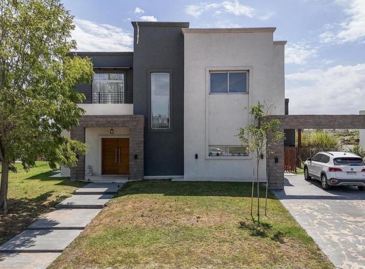Casa · 170m² · 4 Ambientes · 2 Cocheras