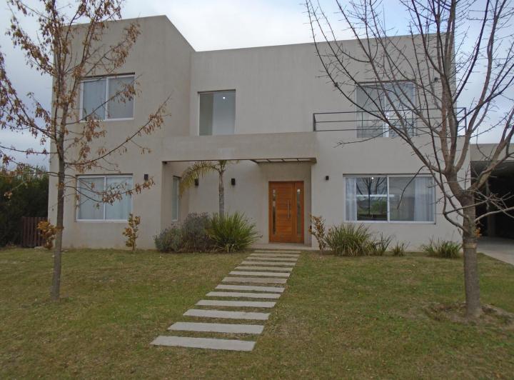 Casa · 160m² · 4 Ambientes · 3 Cocheras