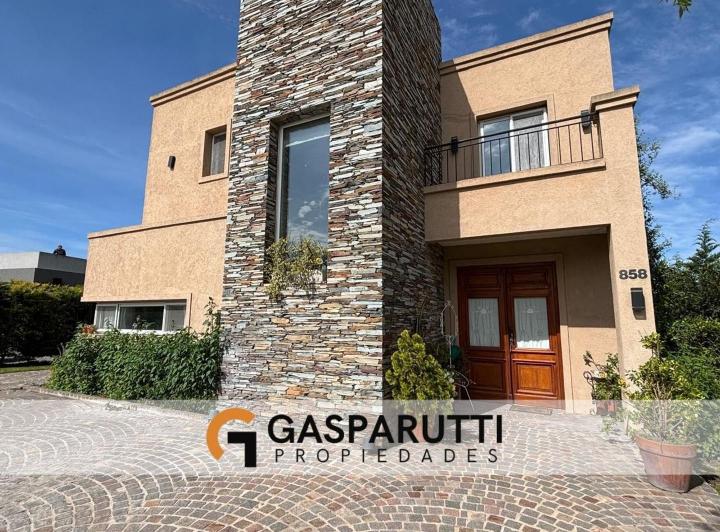 Casa · 160m² · 4 Ambientes · 3 Cocheras