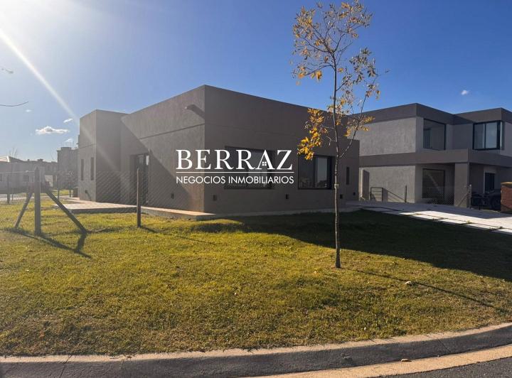 Casa · 159m² · 5 Ambientes · 4 Cocheras