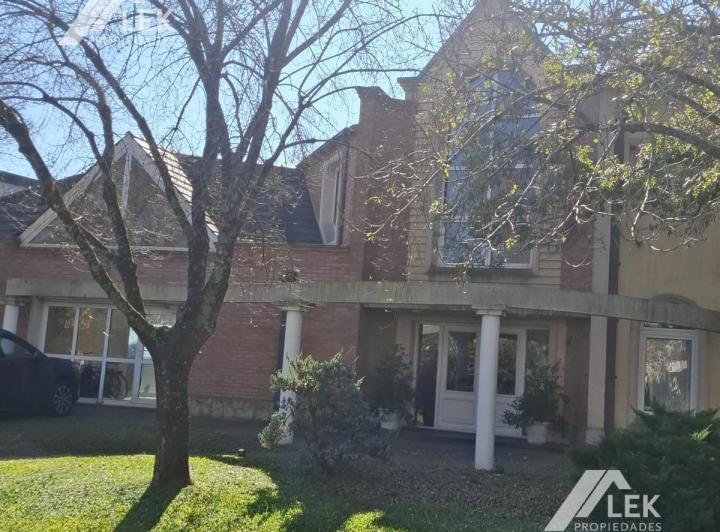 Casa · 328m² · 6 Ambientes · 2 Cocheras