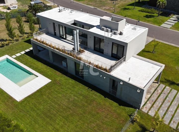 Casa · 417m² · 6 Ambientes · 2 Cocheras