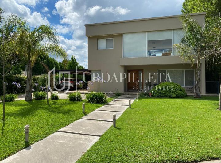 Casa · 200m² · 6 Ambientes · 2 Cocheras