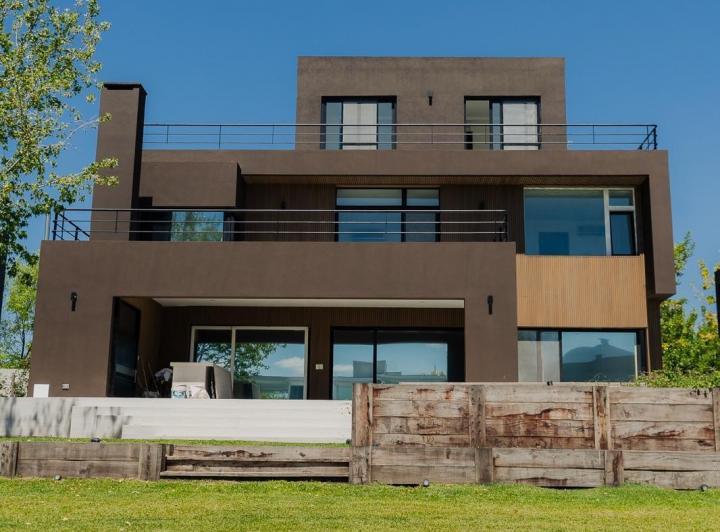 Casa · 520m² · 8 Ambientes · 2 Cocheras