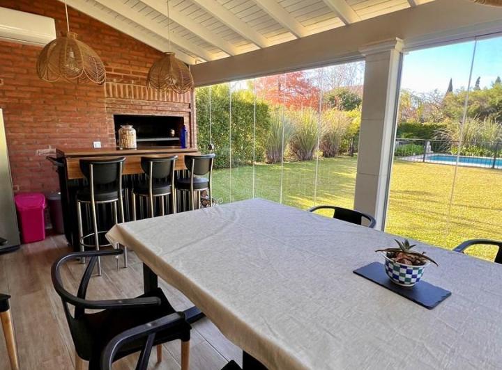 Casa · 253m² · 6 Ambientes · 4 Cocheras