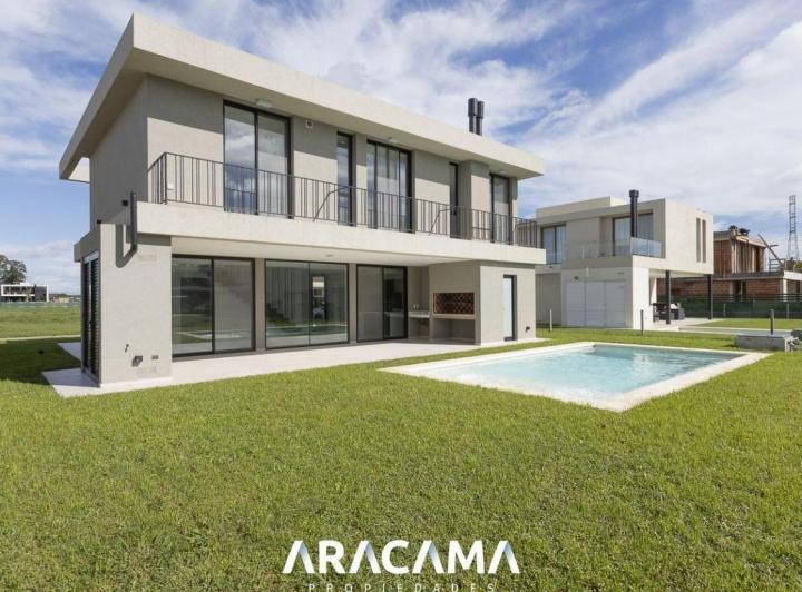 Casa · 200m² · 4 Ambientes · 2 Cocheras