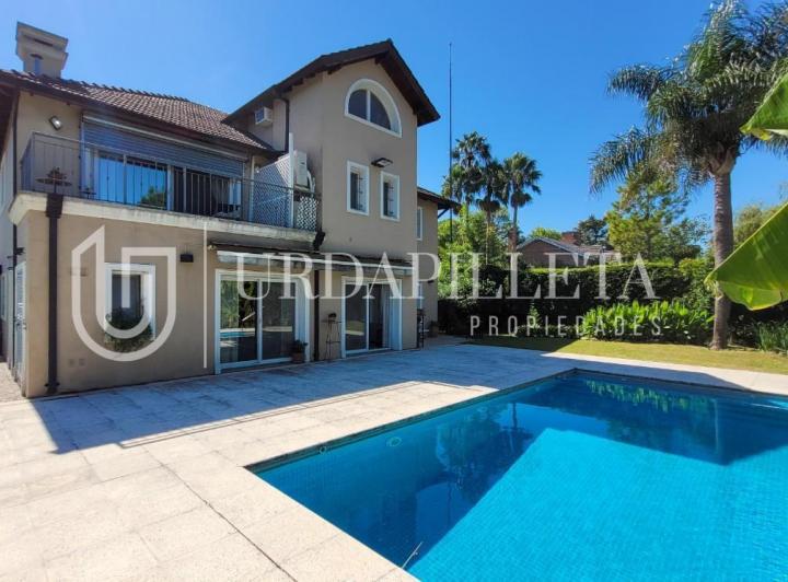 Casa · 360m² · 10 Ambientes · 1 Cochera