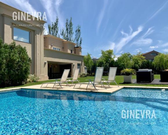 Casa · 342m² · 7 Ambientes · 2 Cocheras
