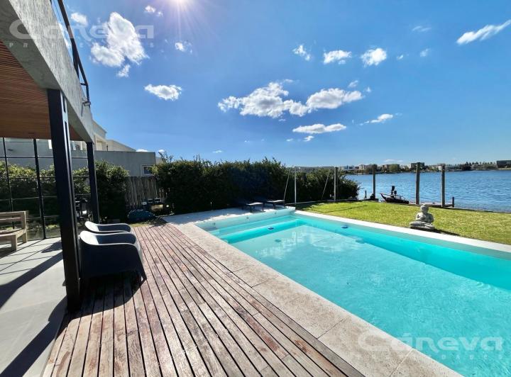 Casa · 395m² · 7 Ambientes · 4 Cocheras