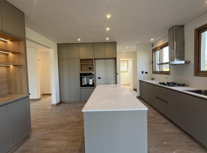 Casa · 266m² · 8 Ambientes