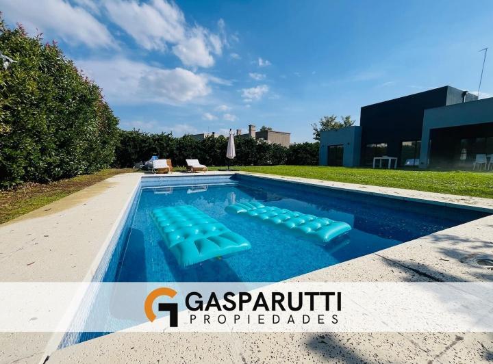 Casa · 180m² · 4 Ambientes · 4 Cocheras