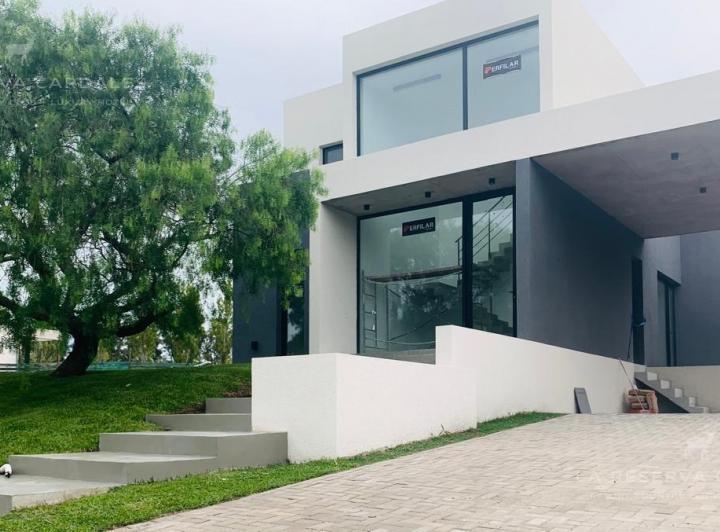 Casa · 255m² · 5 Ambientes · 1 Cochera