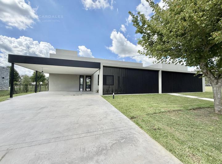 Casa · 333m² · 5 Ambientes · 2 Cocheras