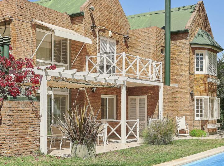 Casa · 375m² · 6 Ambientes · 2 Cocheras