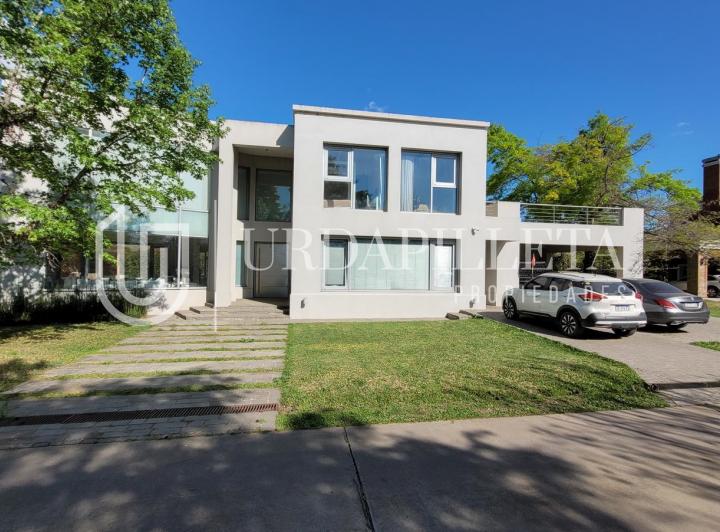 Casa · 450m² · 7 Ambientes · 2 Cocheras