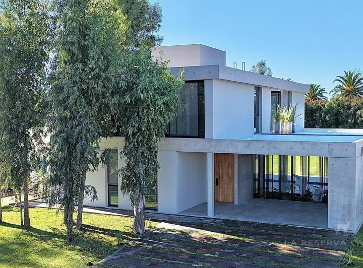Casa · 323m² · 6 Ambientes · 1 Cochera