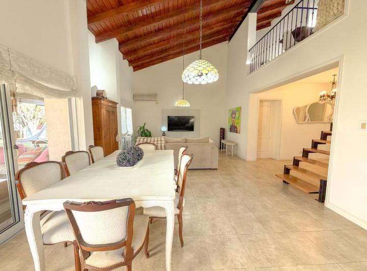 Casa · 213m² · 5 Ambientes · 1 Cochera