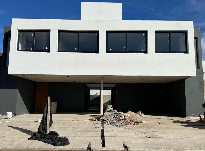Casa · 177m² · 3 Dormitorios · 2 Cocheras