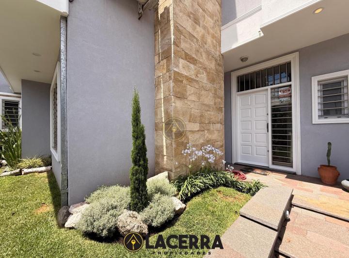 Casa · 260m² · 5 Ambientes · 2 Cocheras