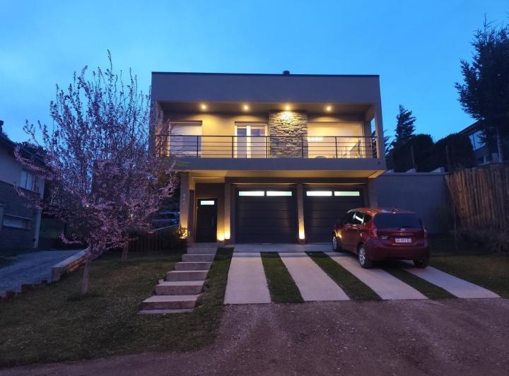 Casa · 225m² · 4 Ambientes · 2 Cocheras
