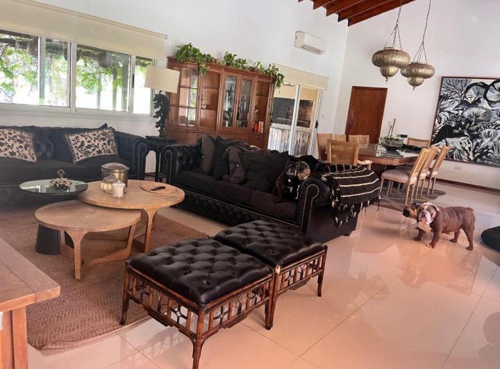 Casa · 270m² · 4 Ambientes · 2 Cocheras