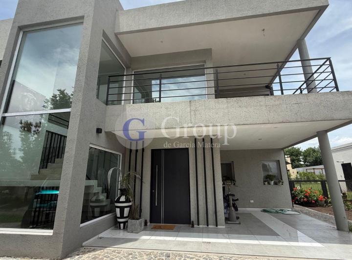Casa · 300m² · 6 Ambientes · 1 Cochera