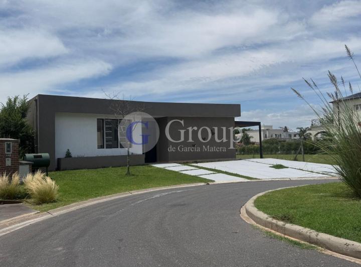 Casa · 200m² · 5 Ambientes · 1 Cochera