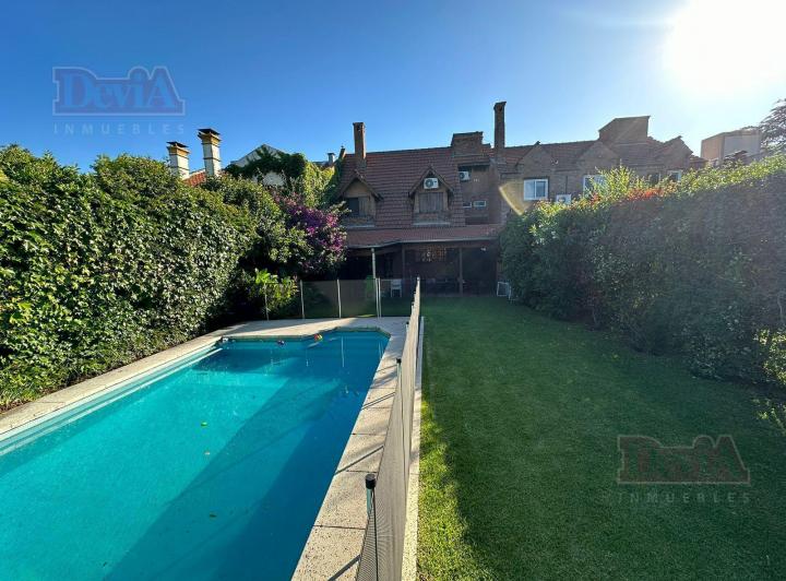 Casa · 220m² · 6 Ambientes · 3 Cocheras