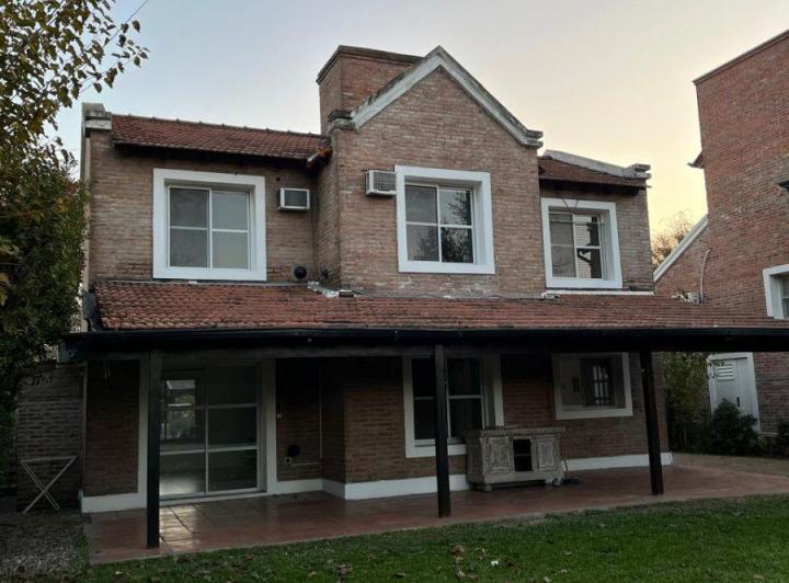 Casa · 170m² · 4 Ambientes · 2 Cocheras