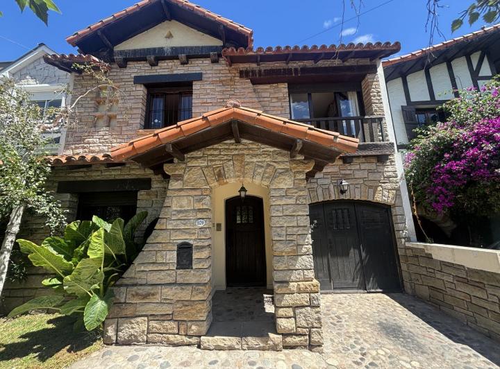 Casa · 375m² · 5 Ambientes · 1 Cochera