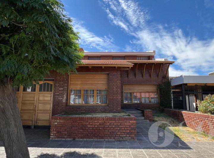 Casa · 275m² · 6 Ambientes · 3 Cocheras