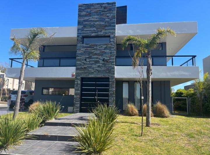 Casa · 250m² · 4 Ambientes · 1 Cochera