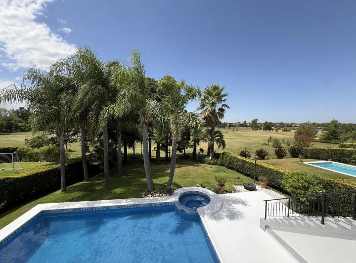 Casa · 326m² · 5 Ambientes · 1 Cochera