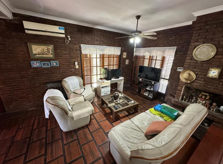 Casa · 220m² · 6 Ambientes · 3 Cocheras