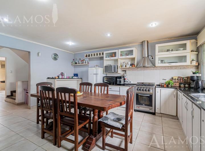 Casa · 361m² · 8 Ambientes · 3 Cocheras
