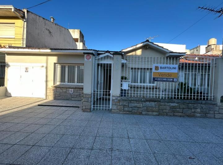 Casa · 220m² · 4 Ambientes · 2 Cocheras