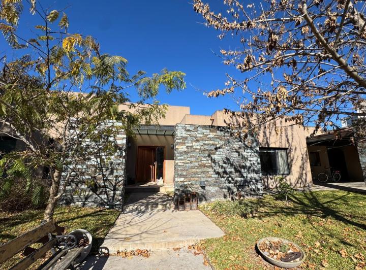 Casa · 230m² · 5 Ambientes · 2 Cocheras