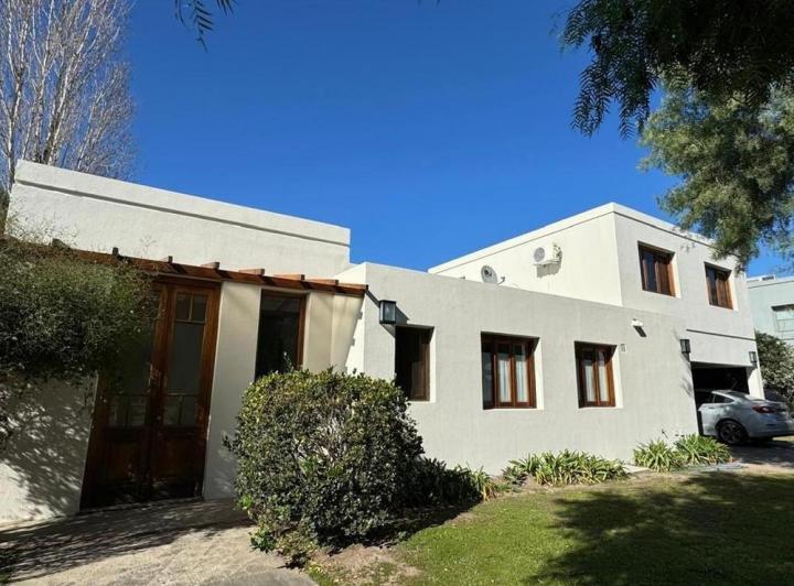 Casa · 250m² · 5 Ambientes