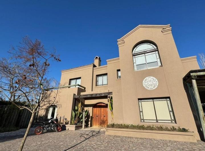 Casa · 400m² · 5 Ambientes · 4 Cocheras