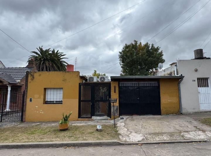 Casa · 90m² · 3 Ambientes · 2 Cocheras