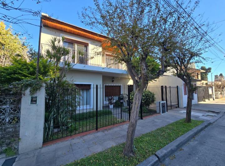 Casa · 212m² · 6 Ambientes · 3 Cocheras
