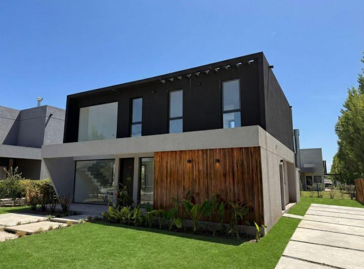 Casa · 202m² · 5 Ambientes · 1 Cochera